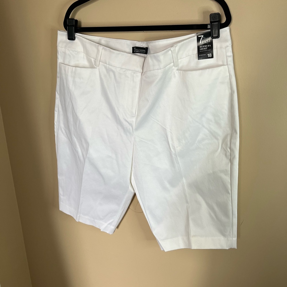 COPY - White Women’s Bermuda Shorts. New w/Tag